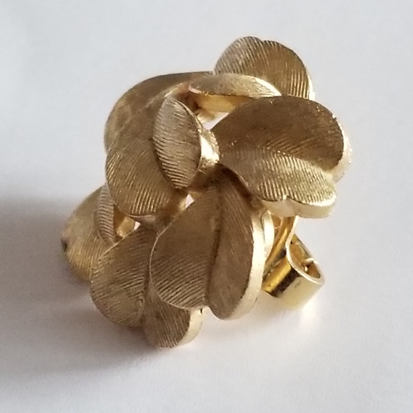 Vintage Crown Trifari single clip on earring gold tone leaf leaves - Picture 9 of 12